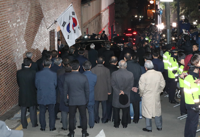 22일 이명박 전 대통령에 대한 구속영장이 발부된 가운데 이 전 대통령이 탄 차량이 서울 강남구 논현동 자택을 출발하고 있다. 측근들이 이 전 대통령이 탄 차량을 지켜보고 있다./권욱기자.