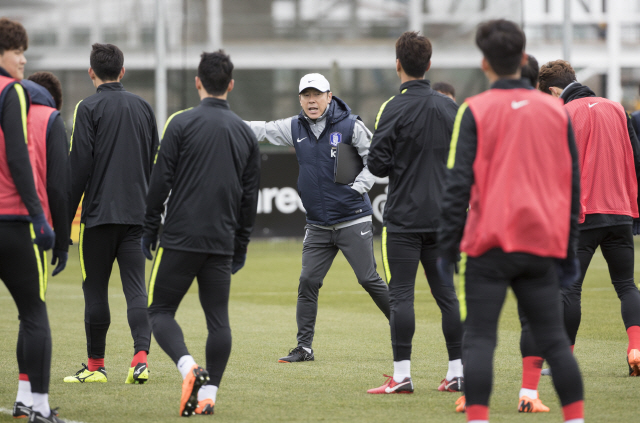 신태용(가운데) 축구 대표팀 감독이 북아일랜드전을 앞둔 23일 훈련 중 선수들에게 작전 지시를 하고 있다. /연합뉴스