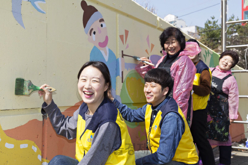 CJ오쇼핑 임직원들이 서울 사당5동 주민들과 함께 ‘우리 마을 벽화 그리기’ 봉사활동을 하고 있다.  /사진제공=CJ오쇼핑