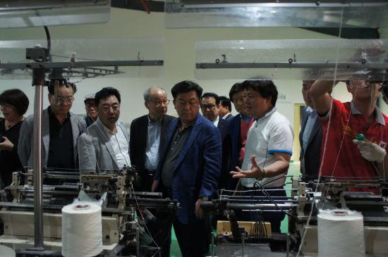 박성택(앞줄 가운데) 중소기업중앙회 회장이 베트남 하노이에서 40km 거리에 위치한 하이즈엉시에 공장을 설립한 성진나이스를 방문해 기업인들과 생산설비를 둘러보고 있다. /사진제공=중기중앙회
