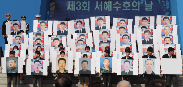 23일 오전 대전 유성구 국립대전현충원에서 열린 서해수호의 날 기념식에서 제2연평해전, 천안함 폭침, 연평도 포격전 전사자 55명의 용사를 추모하기 위한 퍼포먼스가 열리고 있다. /연합뉴스