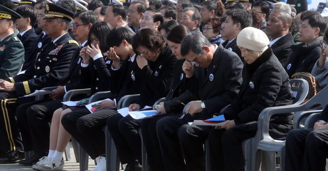 23일 대전 유성구 국립대전현충원에서 열린 제3회 서해수호의 날 기념식에서 유족들이 서해수호 전사자 이름을 한 명씩 불러보는 ‘롤콜’ 순서에서 눈물을 훔치고 있다. /연합뉴스