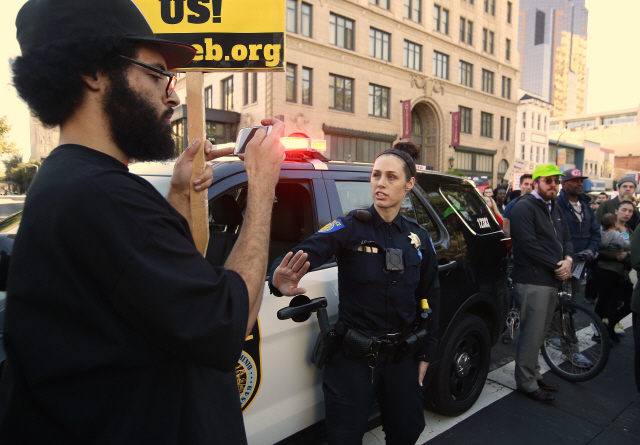 지난 18일 미국 캘리포니아 새크라멘토에서 벌어진 경찰의 흑인 청년 사살 사건에 대해 항의하는 시위대 /AP