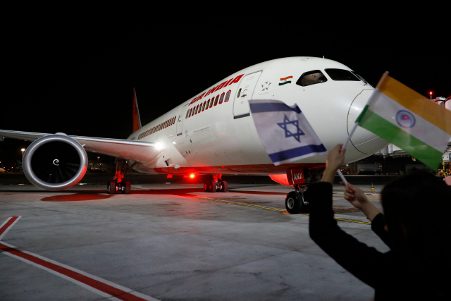 인도 뉴델리를 출발한 보잉787 기종의 인도항공139편이 22일(현지시간) 사우디아라비아 영공을 통과한 뒤 이스라엘 텔아비브 벤구리온 국제공항에 착륙하고 있다. /텔아비브=AFP연합뉴스