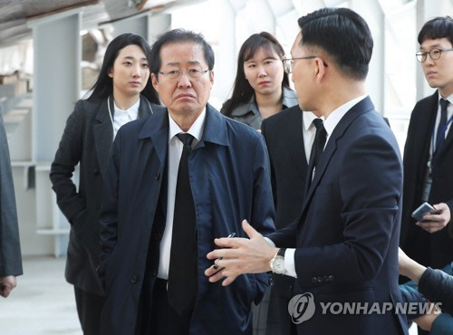 자유한국당 홍준표 대표가 23일 오후 경기도 평택시 해군 2함대를 방문해 천안함을 둘러보며 설명을 듣고 있다. /연합뉴스