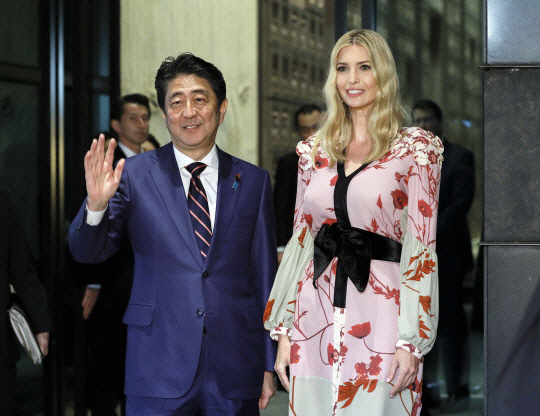 아베 신조(왼쪽) 일본 총리와 도널드 트럼프 미국 대통령의 장녀 이방카(오른쪽)가 일본 도쿄의 레스토랑에서 저녁 만찬에 참석하기에 앞서 사진 포즈를 취하고 있다. /도쿄=EPA연합뉴스