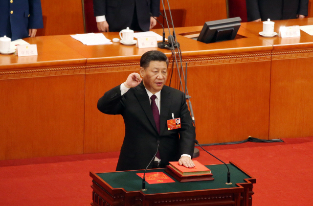 지난 17일 중국 베이징 인민대호당에서 열린 제13기 전국인민대표대회(전인대) 1차 회의 5차 전체회의에서 시진핑 중국 국가 주석이 헌법 선서를 하고 있다. /연합뉴스