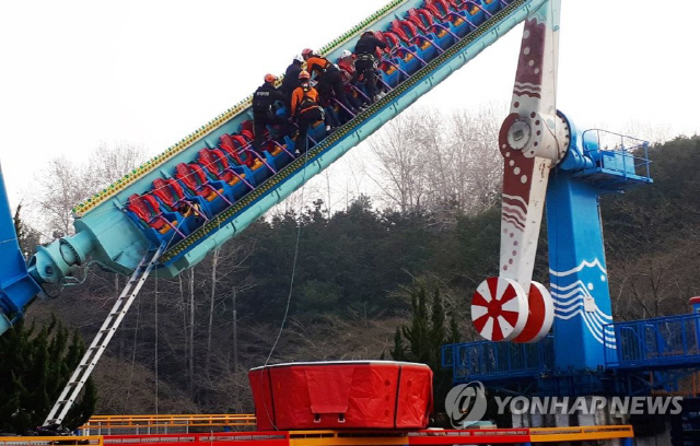 광주 중외공원서 놀이기구 멈춰…승객 5명 2시간 만에 구조