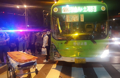 창원 교차로서 시내버스·승용차 충돌…21명 병원 이송