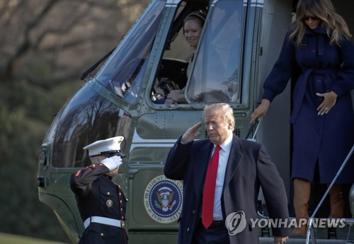 멜라니아, 트럼프 성추문에 화났나…공식 일정 헬기 동승 거부