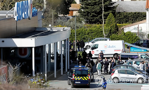 23일(현지시각) 프랑스 남부 소도시에서 4명이 숨지고 20여명이 다치는 테러 인질극이 발생했다. 경찰은 테러범의 지인 2명을 조사하고 현장에서 사제폭탄 등을 추가로 발견했다. /연합뉴스