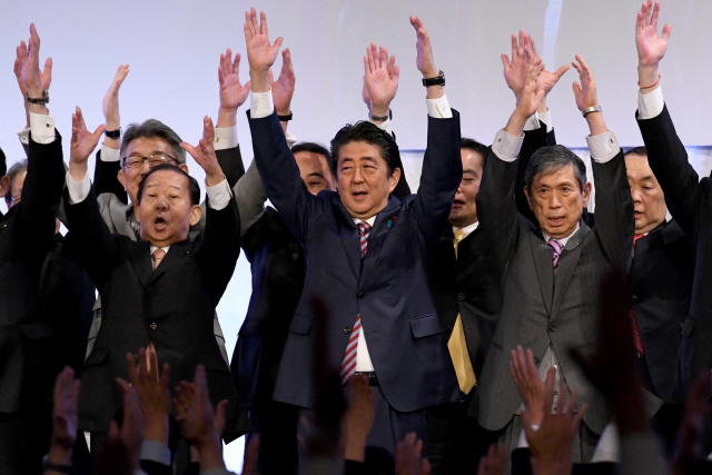 아베 신조(가운데) 일본 총리가 25일 도쿄에서 열린 자민당 전당대회에서 만세를 외치며 대회를 마무리하고 있다. 아베 총리는 이날 자민당의 존재를 명기한 평화헌법 개정안을 보고했다.     /도쿄=AFP연합뉴스