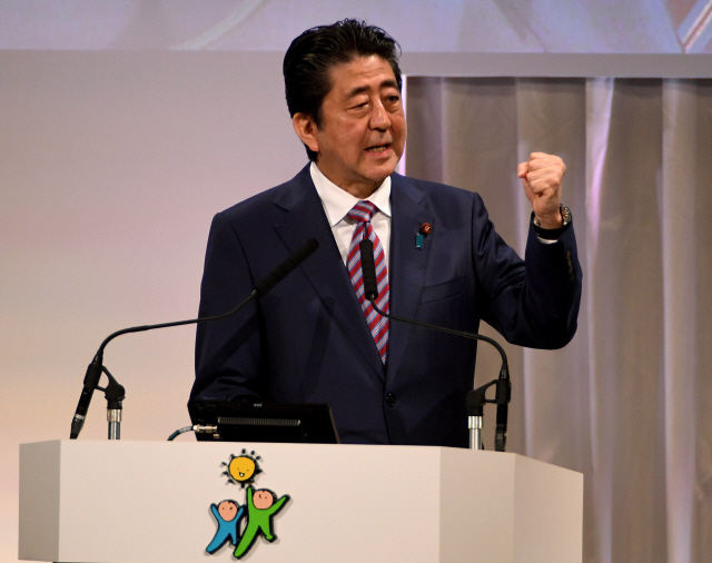 아베 신조 일본 총리가 25일 도쿄에서 열린 자민당 전당대회에서 개헌의 필요성을 역설하고 있다.   /도쿄-AFP연합뉴스