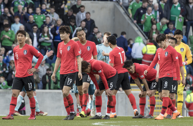 한국 축구 대표팀 선수들이 25일 북아일랜드와의 평가전 패배 뒤 아쉬운 표정으로 그라운드를 빠져나가고 있다. /벨파스트=연합뉴스