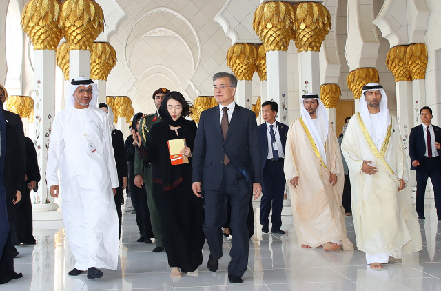 아랍에미리트(UAE)를 공식 방문중인 문재인 대통령과 부인 김정숙 여사가 지난 24일 오후(현지시간) 아부다비 그랜드 모스크를 방문하고 있다./연합뉴스