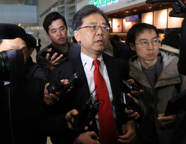 미국에서 한미 자유무역협정(FTA) 개정과 철강 관세 면제를 연계한 마라톤 협상을 벌인 김현종 통상교섭본부장이 25일 오후 인천국제공항을 통해 귀국하며  취재진의 질문에 답하고 있다./연합뉴스