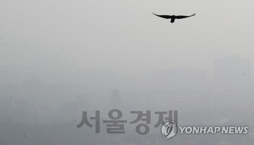 25일 오늘 오후 4시 기준 서울의 초미세먼지(PM-2.5) 일평균 농도는 121㎍/㎥로, ‘매우 나쁨’(101㎍/㎥)에 해당한다. /연합뉴스