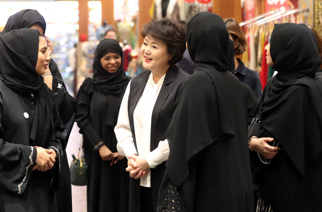 김정숙 여사가 현지시간으로 25일 오후 아랍에미리트(UAE) 전통시장에서 세종학당 학생들과 담소를 나누고 있다./출처=청와대 제공