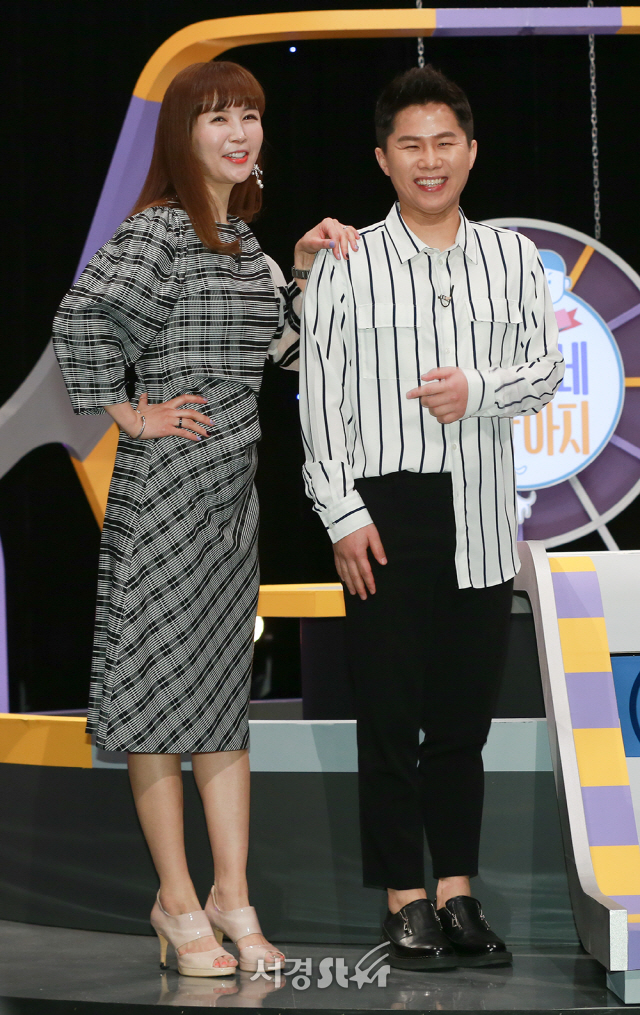 방송인 장영란, 양세형이 26일 오후 서울 마포구 MBC 상암 신사옥 미디어센터 공개홀에서 열린 MBC 새 파일럿 프로그램 ‘할머니네 똥강아지’ 기자간담회에 참석해 포토타임을 갖고 있다.