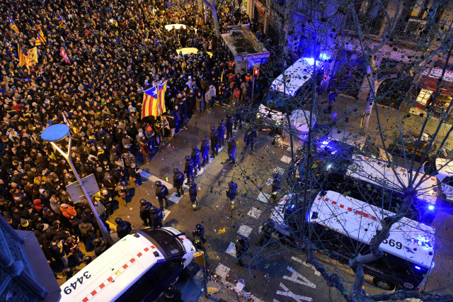 25일(현지시간) 스페인 카탈루냐 제1도시인 바르셀로나에서 시민들이 대규모 항의 시위를 벌이며 경찰과 대치하고 있다. /바르셀로나=AFP연합뉴스