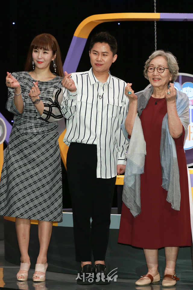 장영란, 양세형, 김영옥이 26일 오후 서울 마포구 MBC 상암 신사옥 미디어센터 공개홀에서 열린 MBC 새 파일럿 프로그램 ‘할머니네 똥강아지’ 기자간담회에 참석해 포토타임을 갖고 있다.