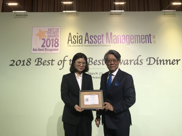 아시아에셋매니지먼트가 23일 홍콩에서 주최한 ‘2018 베스트 오브 더 베스트 어워즈’에서 곽은경 국민연금공단 기금운용본부 차장이 국가 부문 최우수 연기금상을 수상하고 있다. /국민연금공단 제공
