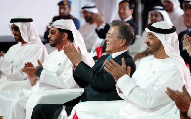 아랍에미리트(UAE)를 공식 방문 중인 문재인 대통령이 26일 바라카 원전 1호기 완공식 행사에 참석해 모하메드 빈 자이드 알 나흐얀(오른쪽) 왕세제와 박수를 치고 있다.  /아부다비=연합뉴스