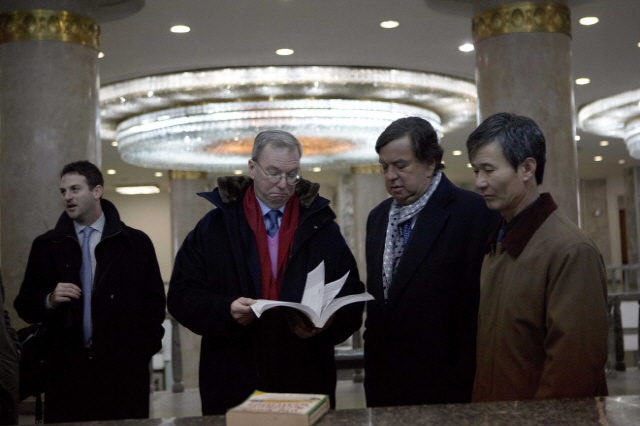 자레드 코헨(왼쪽) 구글 직쏘 최고경영자(CEO)가 지난 2013년 1월 방문한 북한 평양의 최대종합도서관인 인민대학습당을 둘러보고 있다. 함께 방문했던 에릭 슈밋(〃 두번째) 당시 구글 회장은 책을 살펴보고 있다.  /AP연합뉴스