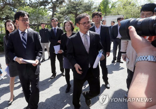 전주지법 군산지원 재판부와 검사, 변호인 등이 지난해 4월 27일 전북 익산시 약촌오거리 일대에서 발생한 ‘택시기사 살인사건’에 대한 현장 검증을 하고 있다./연합뉴스