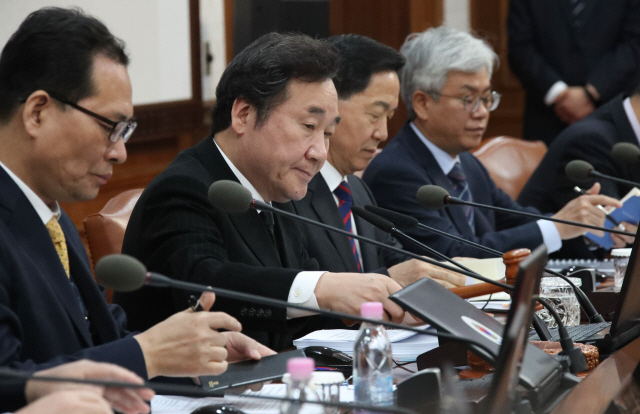 이낙연 국무총리가 26일 오전 서울 세종로 정부서울청사에서 주재한 국무회의에서 의사봉을 두드리고 있다. /연합뉴스