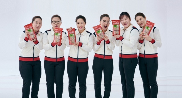평창동계올림픽 여자 컬링 국가대표 선수단이 촬영한 의성마늘햄 광고의 한 장면. /사진제공=롯데푸드