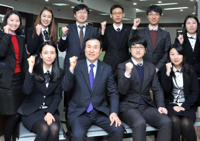 이계천(앞줄 왼쪽 두번째) 유진저축은행 대표가 지난달 서울 한 영업점을 방문해 직원들과 기념사진을 촬영하고 있다./사진제공=유진저축은행