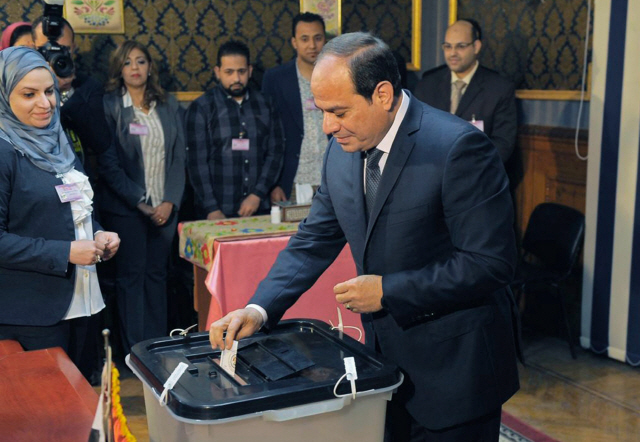 압둘팟타흐 시시 이집트 대통령이 26일(현지시간) 수도 카이로에서 대통령 선거 투표를 하고 있다. /카이로=AFP연합뉴스