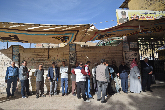 이집트 대통령선거가 시작된 26일(현지시간) 수도 카이로 교외인 기자의 한 투표소에서 시민들이 투표를 위해 대기하고 있다.    /기자=AFP연합뉴스