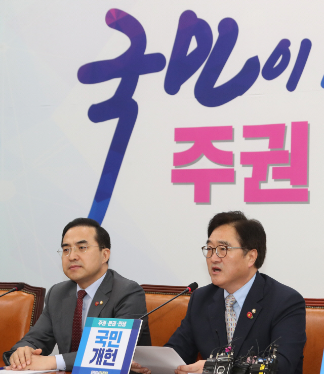 우원식(오른쪽) 더불어민주당 원내대표와 박홍근(왼쪽) 원내수석부대표가 27일 국회에서 열린 원내대책회의에서 발언하고 있다./연합뉴스