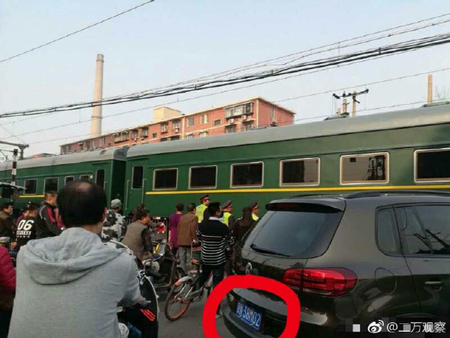 26일 중국 베이징에 북한 최고위급 인사가 중국을 방문했다는 설이 도는 가운데 베이징 시내를 달리는 북한 열차의 모습이 베이징 시민들에 의해 여러 차례 목격됐다. 사진은 중국 최대 소셜네트워크서비스인 웨이보에 올라온 북한 열차 모습. /연합뉴스