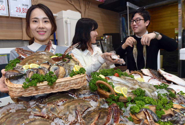 27일  농협하나로마트 양재점은 겨우내 잃었던 입맛을 되찾아줄 꽃게,도다리, 쭈꾸미등 봄철 수산물을 선보이고 있다. 또한 올 봄 첫 출하된 꽃게를(100g) 8,890-5,980 에 할인 판매하는 행사도 동시에 실시한다. /이호재기자.