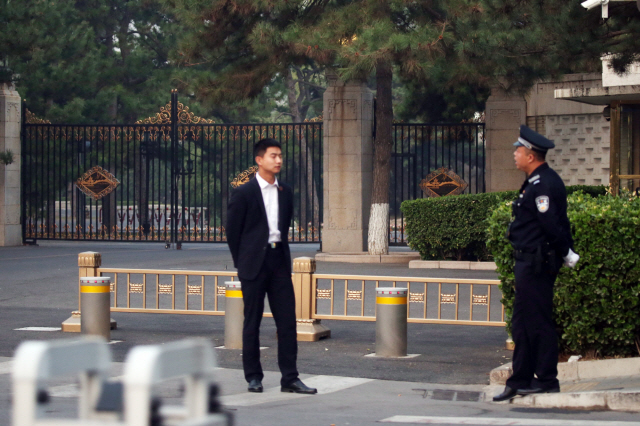지난 26일 북한 최고위급 인사가 방중한 것으로 알려진 가운데 북측 대표단이 묵는 중국 베이징 국빈관 조어대 앞에 경비들이 경계를 서고 있다./연합뉴스