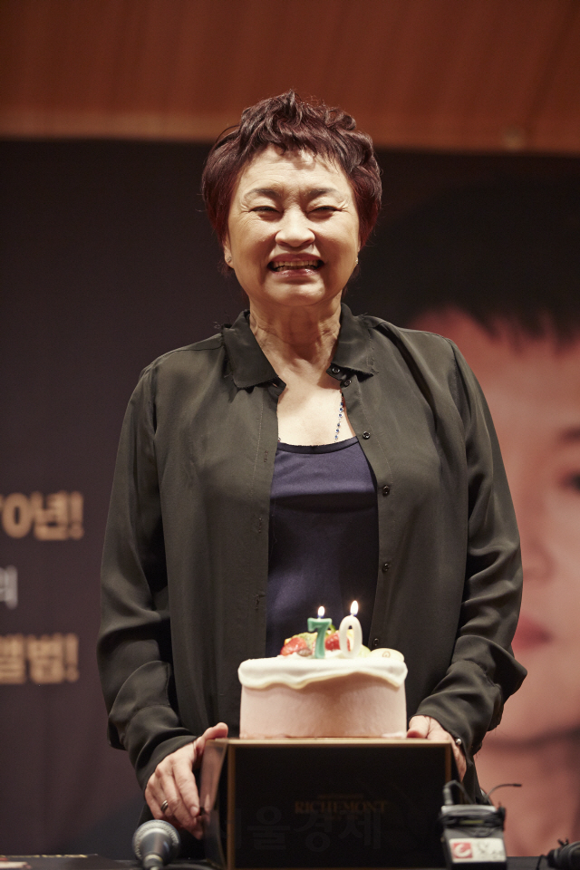 최근 일흔 번째 생일을 맞은 바이올리니스트 정경화가 27일 오전 서울 종로구의 문호아트홀에서 열린 앨범 발매 기념 간담회에 앞서 케익에 손을 얹고 활짝 웃고 있다.