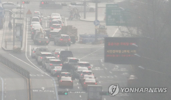 ‘최악의 미세먼지’ 오늘도 나쁨! 오전과 밤에 매우 나쁨까지? “삼천리 금수강산은 옛말” “목이 아파ㅠㅠ”