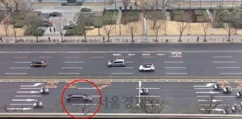 지난 26일 중국 베이징 시내 한 도로를 북한 인사가 탑승한 것으로 추정되는 차량이 중국 공안의 호위를 받으며 지나가고 있다. 사진은 중국 최대 소셜네트워크서비스인 웨이보에 올라온 북한 차량의 모습. /연합뉴스