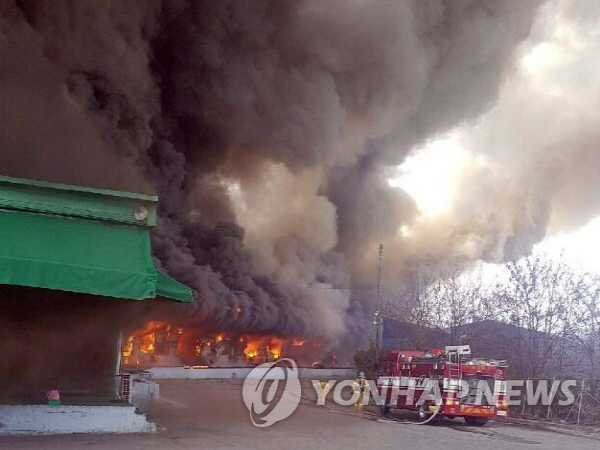‘용인 화재’ 물류센터 화염에 휩싸여 연기 가득 “무서울 정도로 연기가 오른다” “완전 심한데”