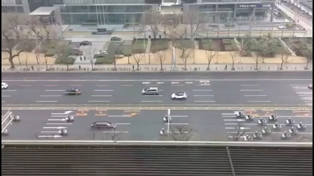 26일 중국 당국의 삼엄한 경비 속에 베이징 시내를 통과하고 있는 검정 세단 차량 / 유튜브 영상 캡처