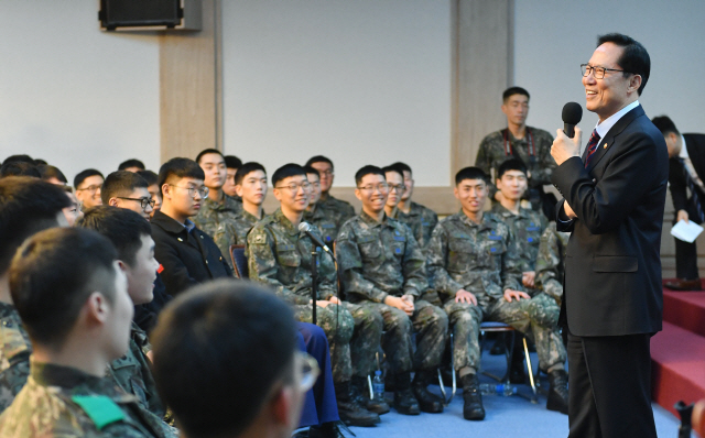 송영무 국방부 장관이 27일 육군 제1야전군사령부에 방문, 평창 동계올림픽 및 패럴림픽 지원장병들을 격려하고 국방개혁 2.0 중 병 복지 및 병영문화 분야 개혁 계획에 관해 이야기하고 있다./국방부 제공=연합뉴스