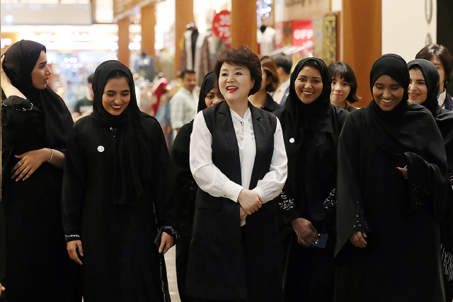 김정숙 여사가 지난 25일 아랍에미리트(UAE)에서 세종학당 학생들과 만나 미소짓고 있다. /사진제공=청와대