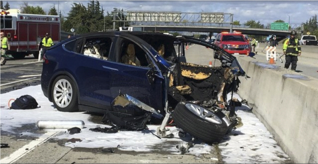 자율주행 기능이 탑재된 테슬라의 전기차 모델X가 미국 캘리포니아 주에서 심각한 교통사고를 내 미 연방 교통안전위원회(NTSB)의 조사를 받고 있다. /AP