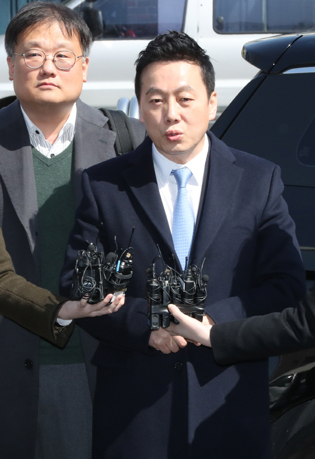 정봉주 전 의원이 자신의 성추행 의혹을 보도한 인터넷매체를 고소하고 22일 고소인 자격으로 조사를 받기 위해 서울경찰청 지능범죄수사대로 출석하는 모습이다. 정 전 의원은 28일 사실상 거짓 해명을 해왔다고 시인하면서 인터넷 매체 고소를 취소했다./연합뉴스