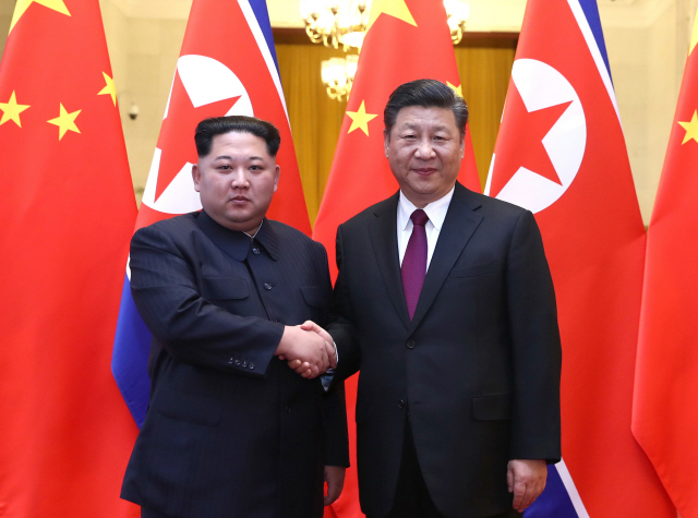 김정은 북한 노동당 위원장(왼쪽)과 시진핑 중국 국가주석(오른쪽) /연합뉴스