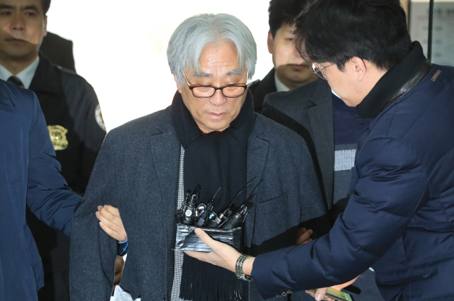 '극단 성추행' 혐의 이윤택 기소의견 검찰 송치