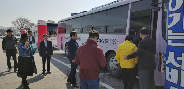 가전제품 점검을 받기 원하는 전남 화순 지역민들이 28일 화니움스포츠센터 주차장에 마련된 순회 서비스 차량에 오르고 있다. /사진제공=전자정보통신산업진흥회